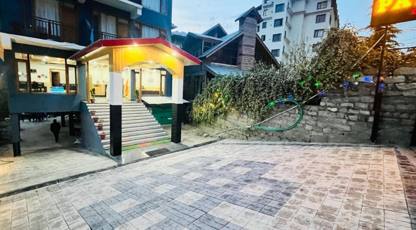 Hotel Sakura Palace - Manali (Himachal Pradesh) — Photos 1